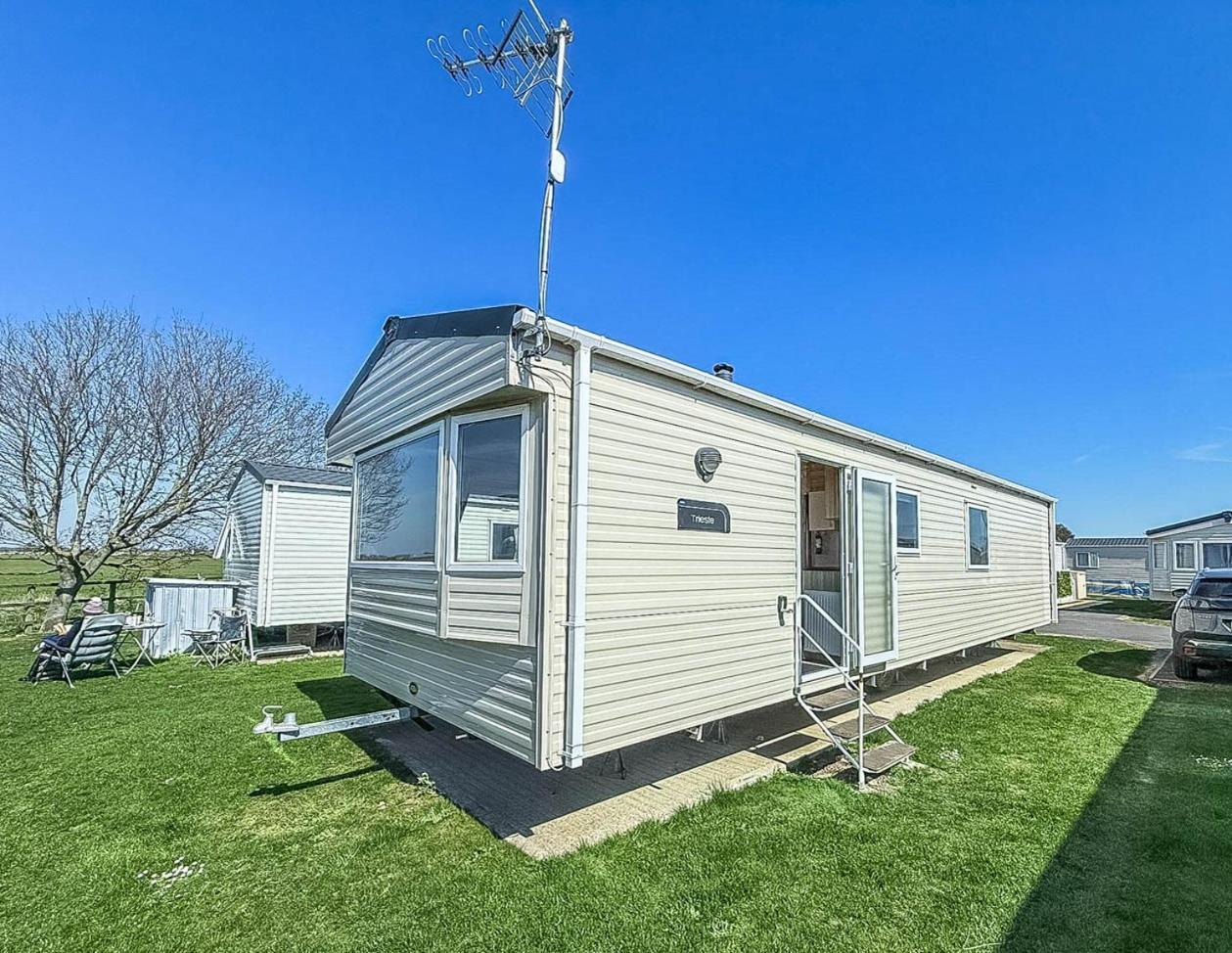 6 Berth Caravan For Hire With Wifi At Seawick Holiday Park In Essex Ref 27025Hv Клактон-он-Си Экстерьер фото