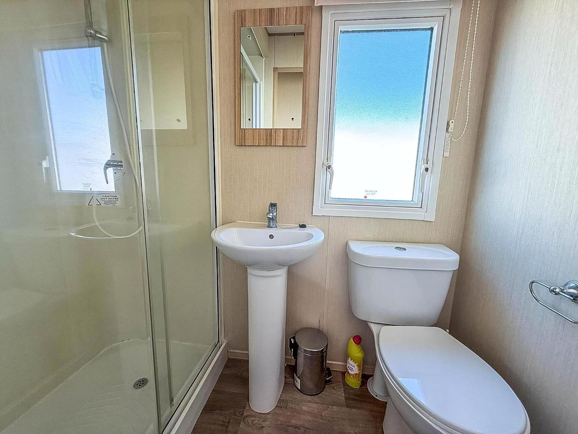 6 Berth Caravan For Hire With Wifi At Seawick Holiday Park In Essex Ref 27025Hv Клактон-он-Си Экстерьер фото