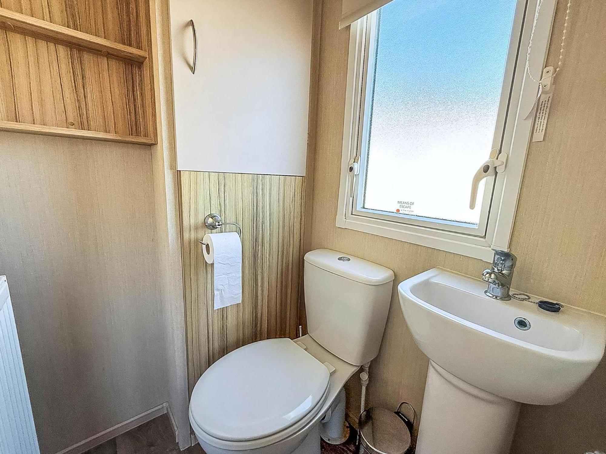 6 Berth Caravan For Hire With Wifi At Seawick Holiday Park In Essex Ref 27025Hv Клактон-он-Си Экстерьер фото