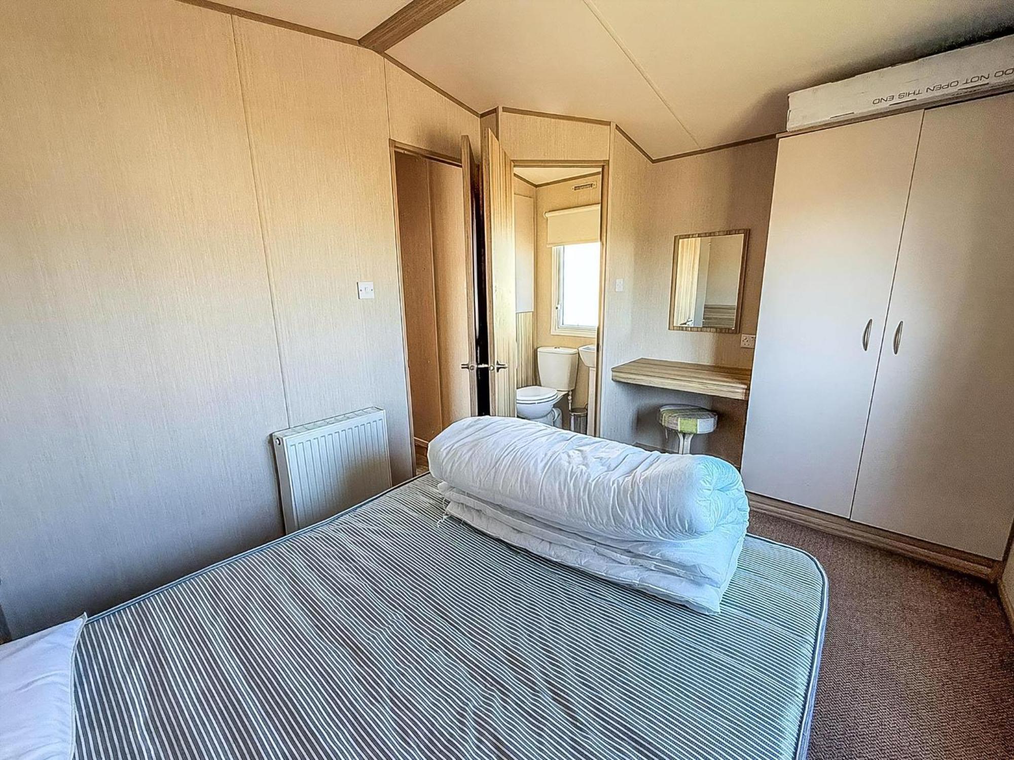 6 Berth Caravan For Hire With Wifi At Seawick Holiday Park In Essex Ref 27025Hv Клактон-он-Си Экстерьер фото