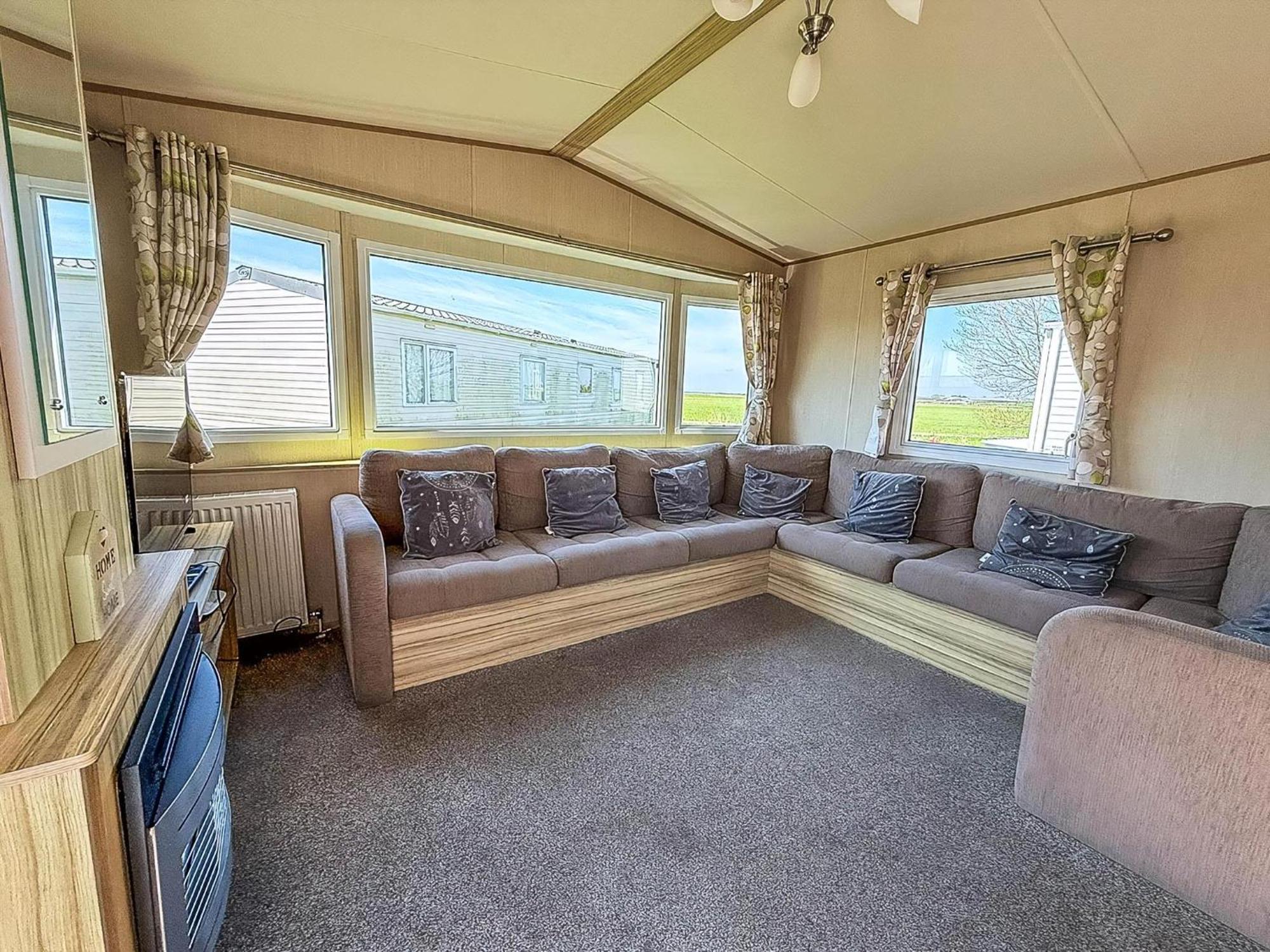 6 Berth Caravan For Hire With Wifi At Seawick Holiday Park In Essex Ref 27025Hv Клактон-он-Си Экстерьер фото