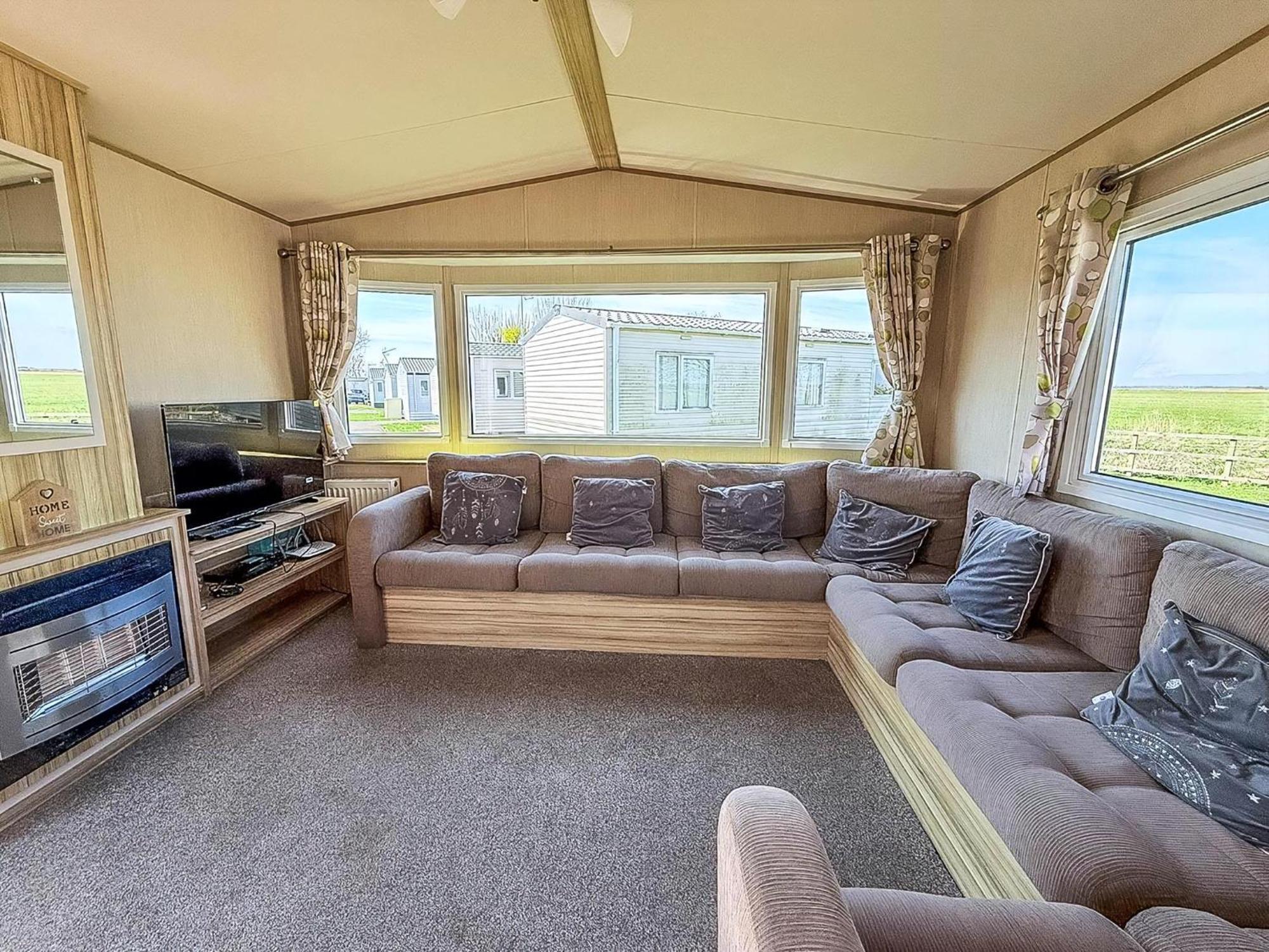 6 Berth Caravan For Hire With Wifi At Seawick Holiday Park In Essex Ref 27025Hv Клактон-он-Си Экстерьер фото