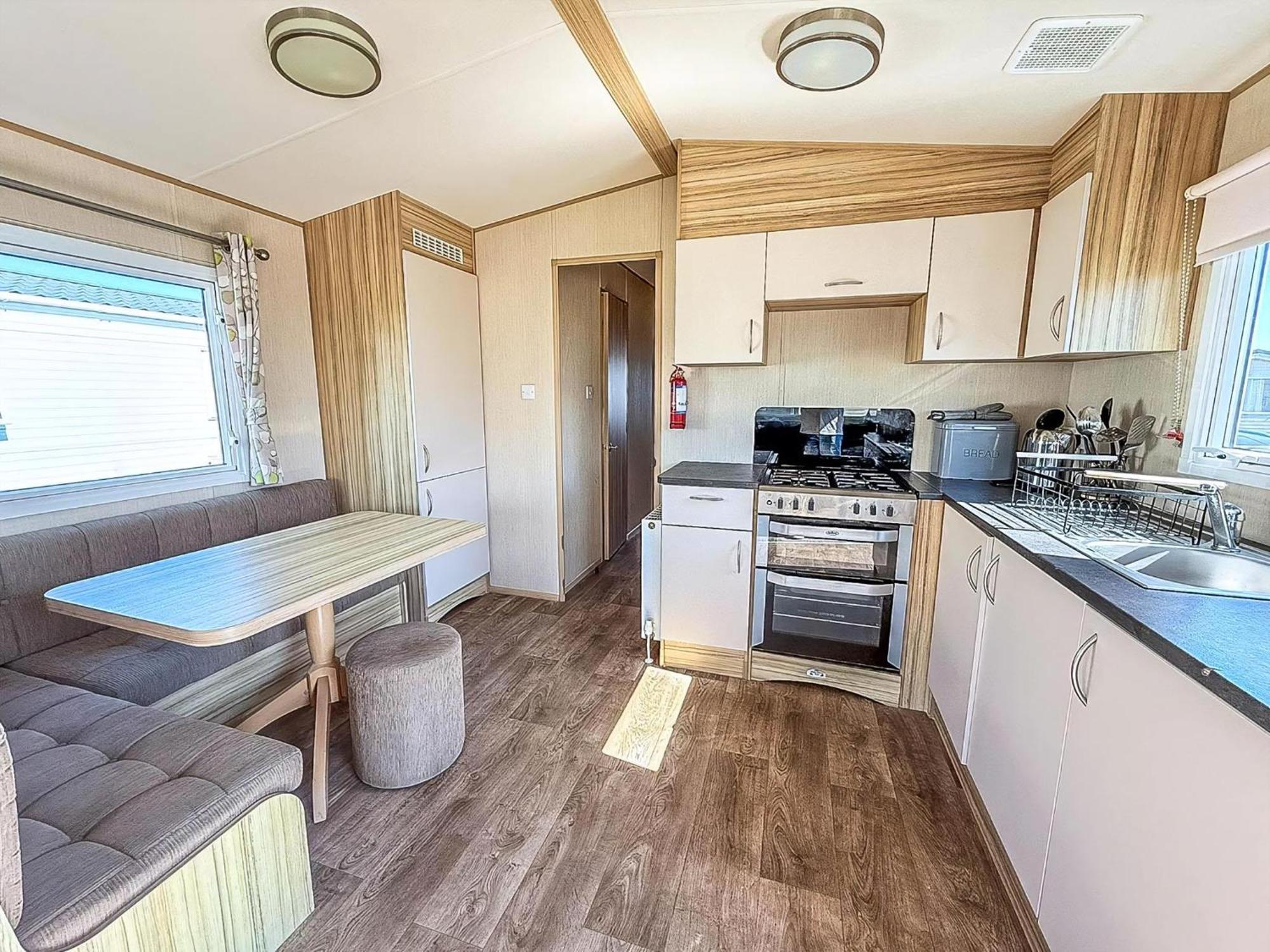 6 Berth Caravan For Hire With Wifi At Seawick Holiday Park In Essex Ref 27025Hv Клактон-он-Си Экстерьер фото